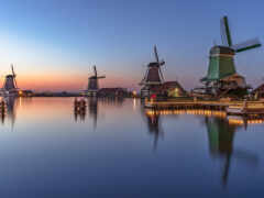 женщины ветряные мельницы отражаются в неподвижной воде озера