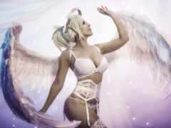 блондинка в нижнем белье с ангельскими крыльями и подвязки