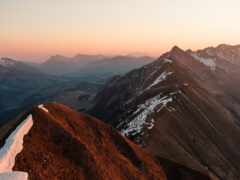 горы со снегом на них и человек на сноуборде