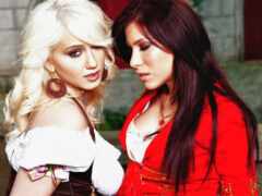 блондинка в красной куртке и белой блузке рядом с другой женщиной