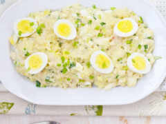 есть тарелка с едой с яйцами и горохом на ней