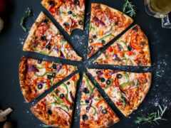 пицца с несколькими ломтиками, разрезанными на восемь частей