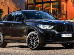 черный внедорожник bmw, припаркованный перед зданием