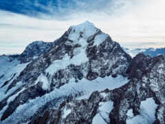 женщина-гора со снежной вершиной и голубым небом