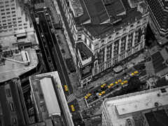 фотография городской улицы с желтым такси