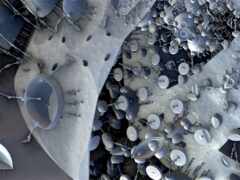 есть много серебряных предметов, которые находятся на земле