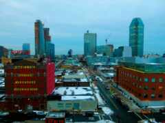 здания в городе с большим количеством снега на земле