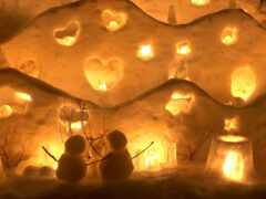 есть два снеговика, которые стоят перед зажженной горой