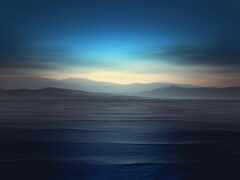 есть большой водоем с горами вдалеке