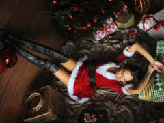 араф, одетый в костюм санта клауса, лежащий на кровати