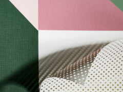 на столе два разных цвета ткани