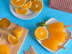 есть апельсиновые ломтики и апельсиновый сок на тарелке