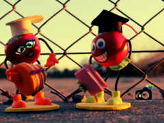 есть две фигурки пары людей, стоящих рядом с забором