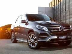 закрытая крыша автомобиля mercedes, припаркованного перед зданием