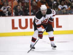 хоккеистка в черно-белой форме на льду