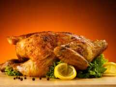 курица с лимонами и салатом на столе