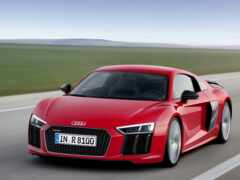 новый спортивный автомобиль audi быстро едет по дороге