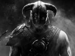 близкий человек в доспехах с рогатой головой