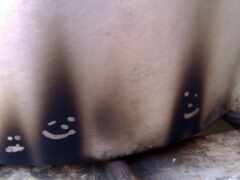 есть горшок с нарисованным на нем улыбающимся лицом