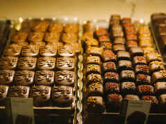 есть много различных видов шоколада на выставке в магазине