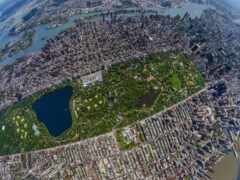 вид на город с озером и парком в центре