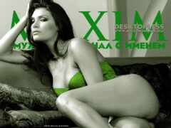 женщина в зеленом бикини сидит на диване