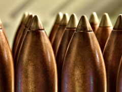 ряд пулевых голов с размытым фоном