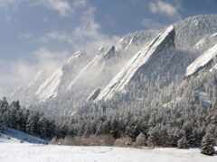 лыжники катаются на лыжах по снежному склону горы с горой на заднем плане