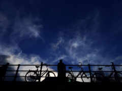 на мосту припарковано много велосипедов