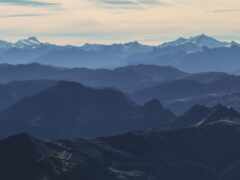 горы с несколькими снежными вершинами на расстоянии