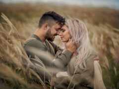 есть мужчина и женщина, которые стоят в поле