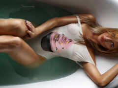 есть женщина, лежащая в ванне с поднятыми ногами