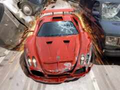 автомобиль с разбитым лобовым стеклом и разбитым лобовым стеклом