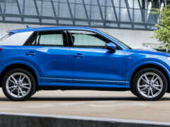 женщина-синий внедорожник припарковалась перед зданием с парковочным счетчиком