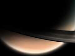 кольца сатурна видны на этом снимке, сделанном космическим аппаратом nasa cassromus