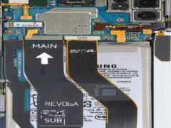 закрытие мобильного телефона с подключенной к нему батареей