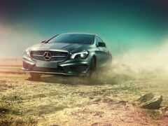 женщина мерседес едет по пыльной пустыне