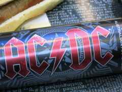 araffe и хот-дог на булке с банкой ac / dc