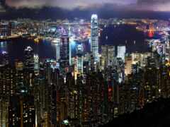 арафляй освещал горизонт города ночью рекой и мостом