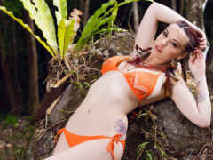 женщина в бикини позирует в лесу