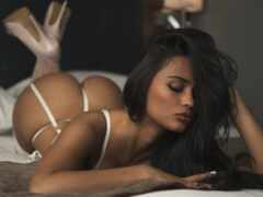 женщина лежит на кровати со скрещенными ногами