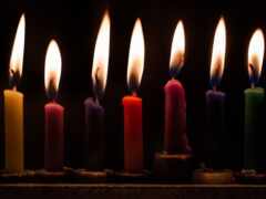 свечи зажигаются в ряд с разными цветами и размерами