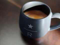 на столе лежит чашка кофе со звездой