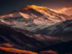 женщина-гора со снежной вершиной и несколькими облаками