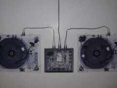 есть два поворотных стола с проводами, прикрепленными к ним на стене