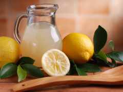 на столе есть кувшин лимонада и лимонов