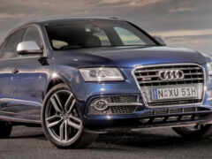 вид синего аудио-сува, припаркованного на дороге возле океана