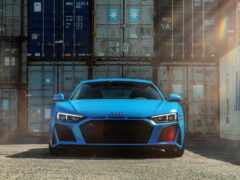 спортивный автомобиль audi, припаркованный перед контейнером