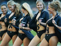 женщины чирлидеры в черном нижнем белье и черных трусиках стоят на поле