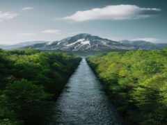 женщина-гора вдалеке с рекой, протекающей через нее